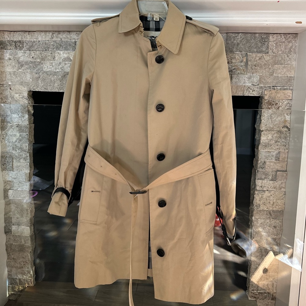 BURBERRY trench coat.